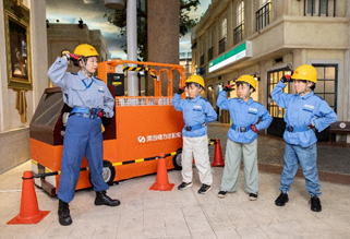 作業班は工事現場へ。安全確認はしっかりと!「ヘルメットよし、ベルトよし!」