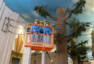 作業班は高所作業車に乗って電線を修理します!