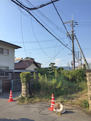 電線が垂れ下がっている