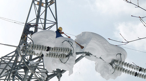 豪雪から送電線を守り抜く