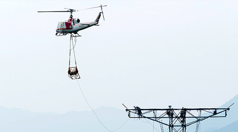 地上約100メートルでの匠の技～ヘリコプターを利用した送電線の新設工事～