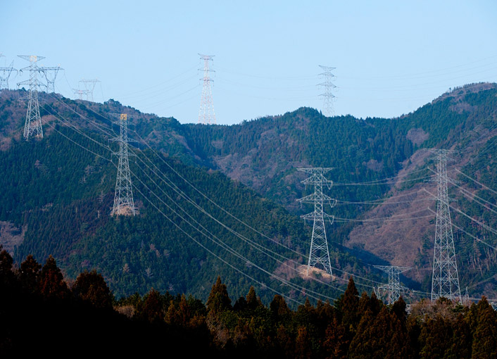 稜線に立ち並ぶ送電鉄塔群