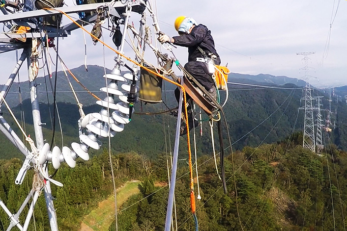 地上約100メートルでの 匠 の技 ヘリコプターを利用した送電線の新設工事 安全 安定供給 関西電力送配電株式会社