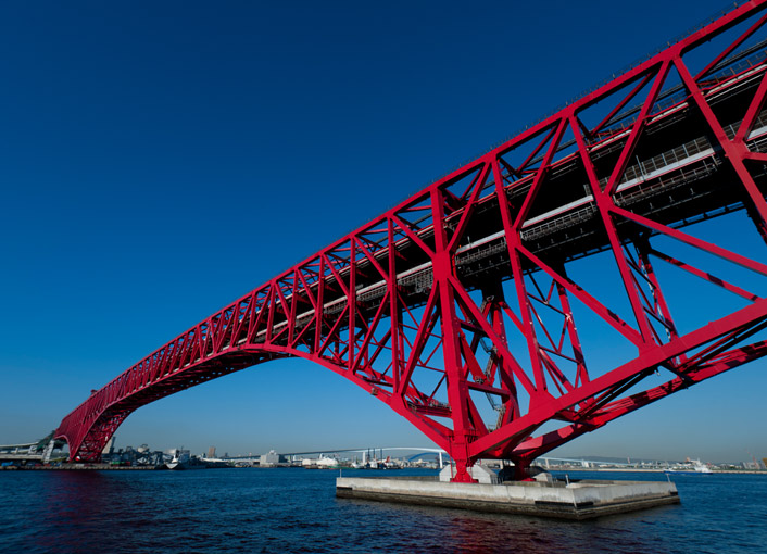 大阪港のランドマークとして存在感を見せる港大橋