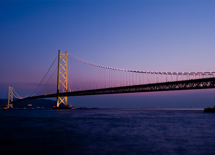 神戸市と淡路島を結ぶ世界最長の吊り橋「明石海峡大橋」