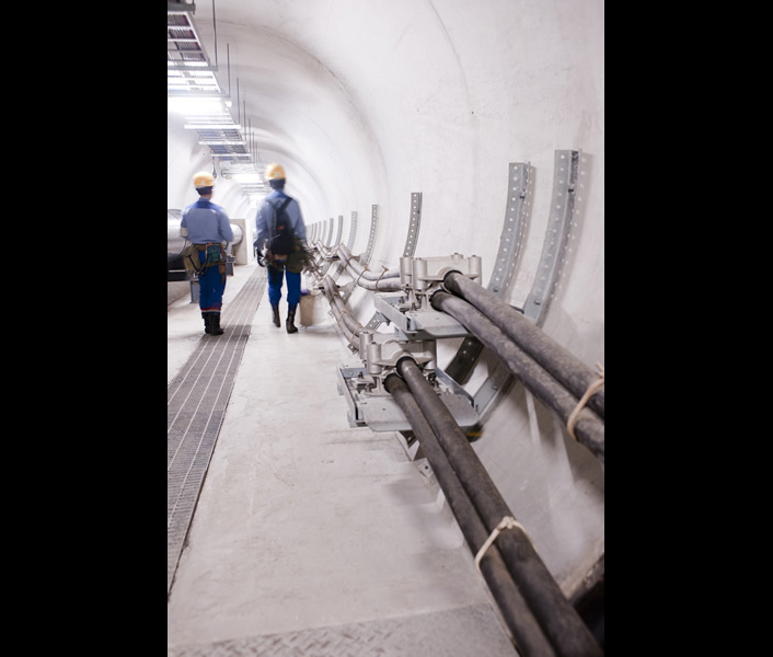 全長約1.5kmlも及ぶ洞道（トンネル）内で点検作業に向かう作業員